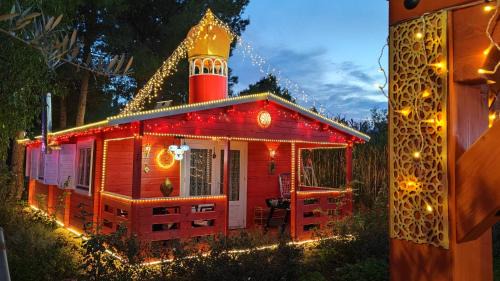 Refugio madera estilo árabe con estatuas, estanques y un pequeño zoo