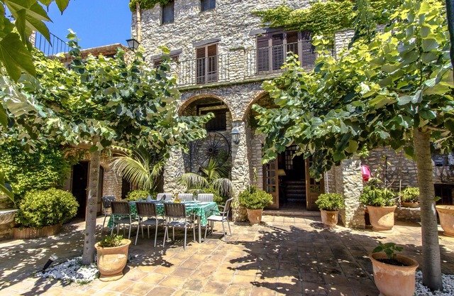 Regal Retreat with extra large pool near Sitges