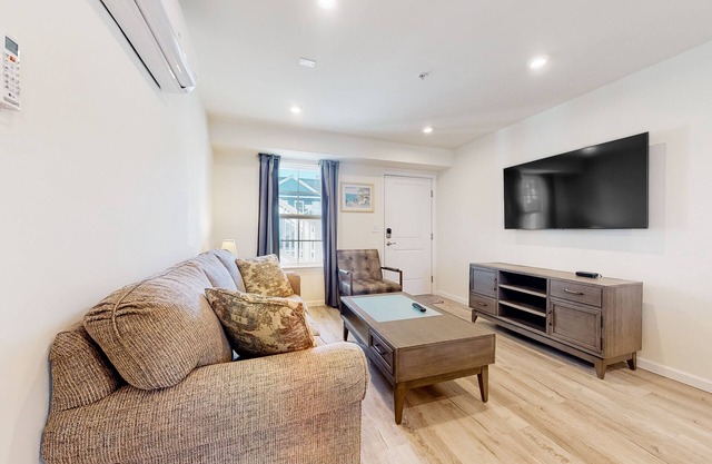 Rehoboth Beach House coastal condo w/pool, clubhouse, fast WiFi, & washer/dryer