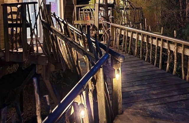 Relax amongst the trees in this beautiful romantic treehouse