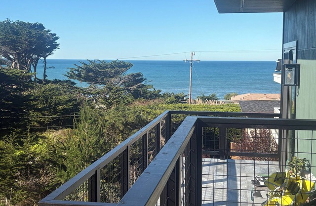 Relax And Enjoy The California Coast From This Lovely Private Suite