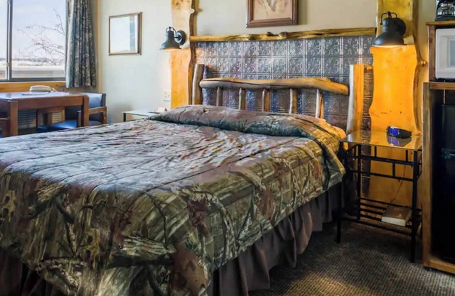 Relax and overlook the lake in Room 7 - The Buckhorn - Curriers Lakeview Lodge