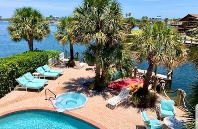 Relax and Play! Gulf FRONT, Private Pool, On-Site Pontoon Boat Rental