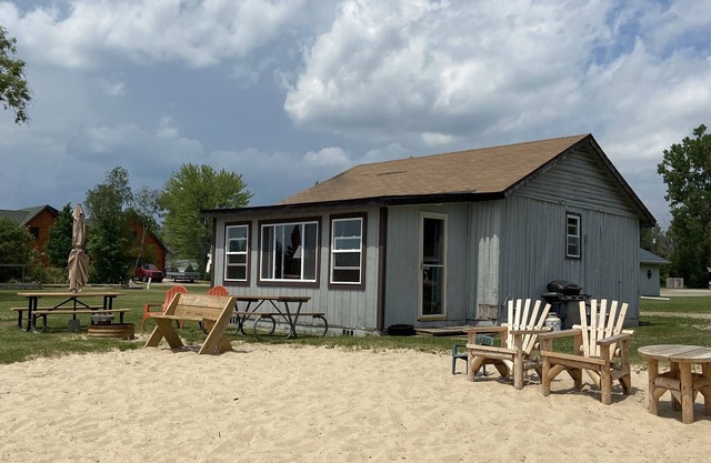 Relax and Play: Lakeside Cabin with Beachfront, Kayaks and Fun-Filled Activities