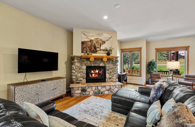Relax and Recharge at The Retreat at The Enclave – Mountain Views, Hot Tub, and