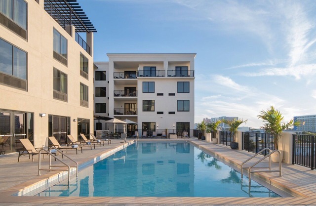 Relax and Recharge! 4 Comfortable Units, On-Site Restaurant and Bar, Pool