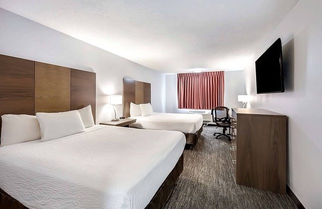 Relax and Recharge! Stylish Unit Awaits! Quick Drive to Grants Pass Golf Club!
