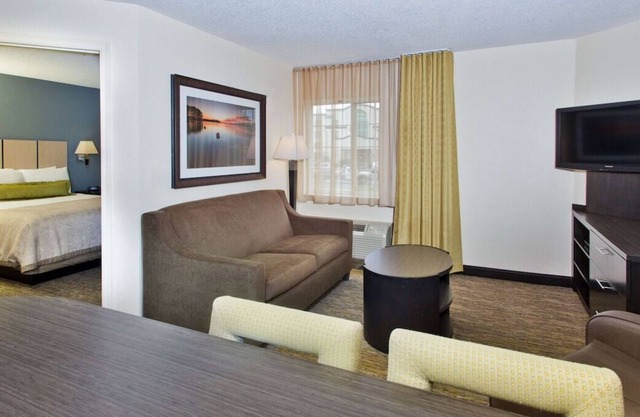 Relax and Unwind! 2 Convenient Units, Free Parking, Near Meeting House Park
