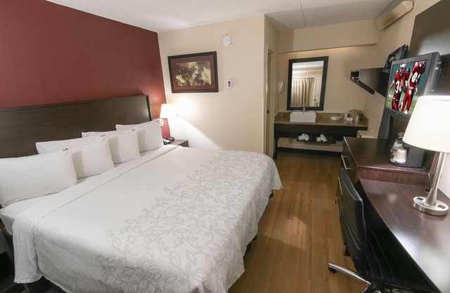 Relax and Unwind! Free Parking, Pets Allowed, Short Drive to Metlife Stadium