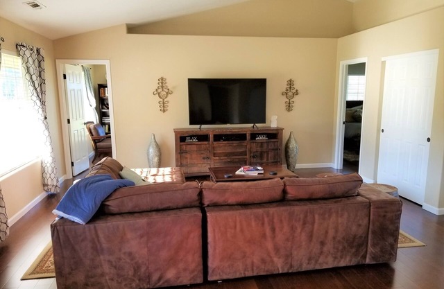 Relax and unwind in our 3br-2ba house on Historic Troon Estate Vineyard!