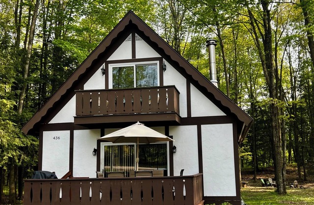 Relax at the Cozy Cabin, just a 5-min drive to it all