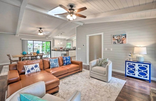 Relax by the bay! Cozy Beach House w/Private Pool Oasis < 2Mi to the Beach!