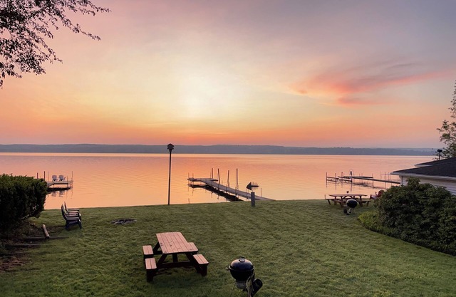 Relax! CHQ Lake Heaven: Open Views, Dock&Big Yard