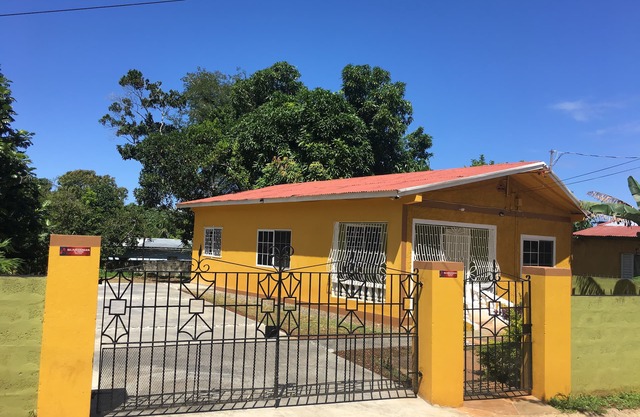 Relax & Enjoy Ocho Rios/AC/Cable/Free WIFI/Hot Water/5 mins drive to the Beach