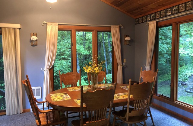 RELAX & GETAWAY IN A FULY FURNISHED CABIN IN THE BLUE RIDGE SMOKEY MOUNTAINS.