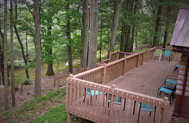 RELAX here, deck, AC, assoc. pool & playground, walk to town, on channel, pet OK