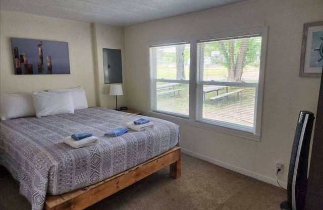 Relax in Guest House w/Full Kitchen, Living Area, and Fun Outdoor Activities