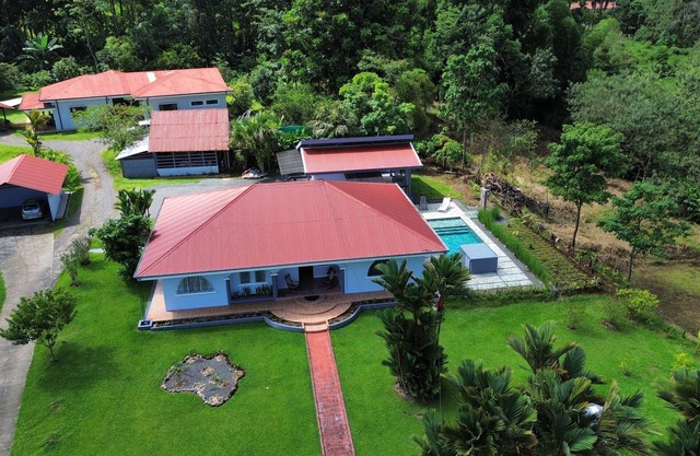 Relax in Paradise, Stunning 4-Bedroom Home with Pool, Yard, WiFi & AC in Venecia