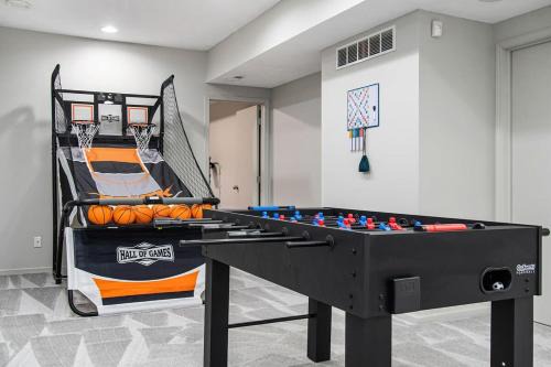 Relax in Style 5BR Home Hot Tub & Games