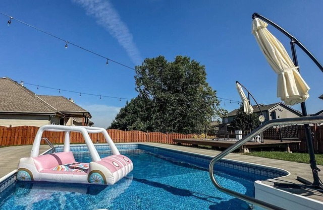 Relax in Style! 5BR Home, Pool, Hot Tub & Games!