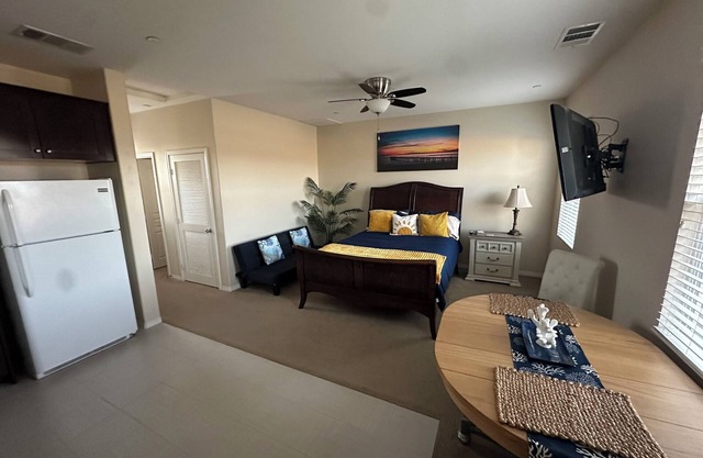 Relax in Style: Clean spacious Ventura studio for business or pleasure.