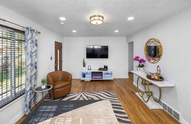 Relax in Style - Modern 3-Bedroom Home with all the Amenities