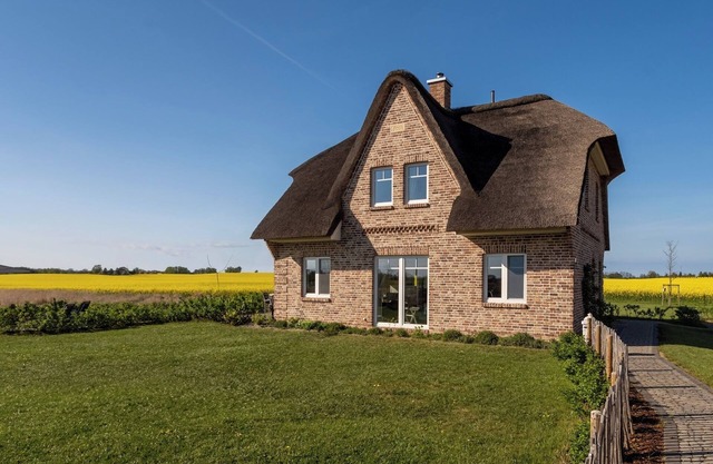 Relax in the thatched house with sauna, fireplace, water view and XXL garden