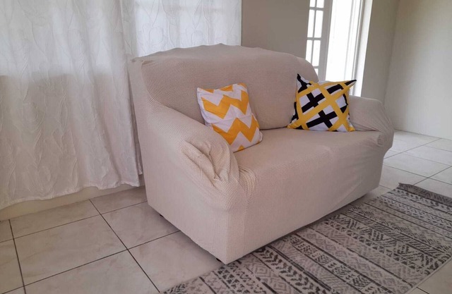 Relax in the hills of St. Ann - 20 minutes from the beach!