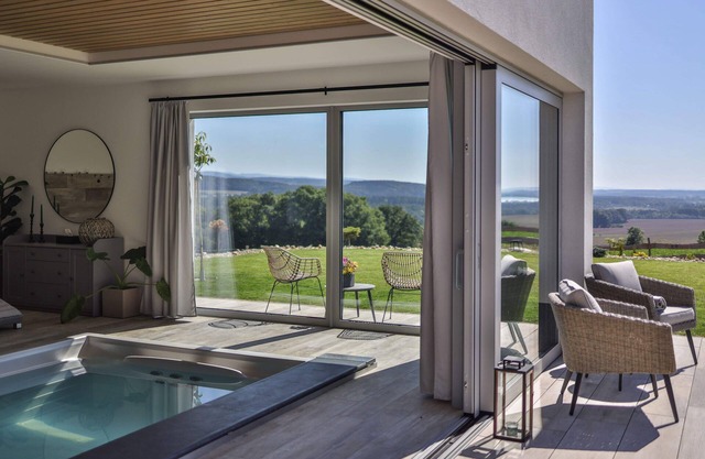 Relax in the Shire - private interior pool/sauna/jacuzzi/view