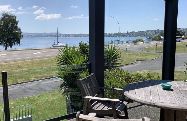 Relax, unwind and enjoy the views from this unbeatable lakeside location.