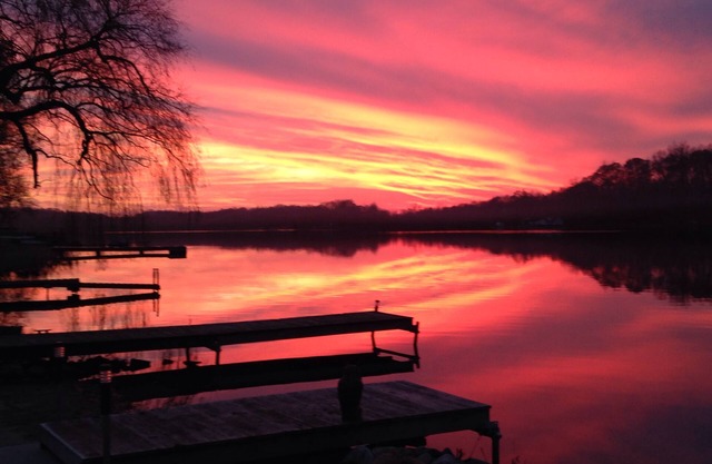 Relax or Play ALL YEAR ROUND At Our Cozy Lakefront Home.