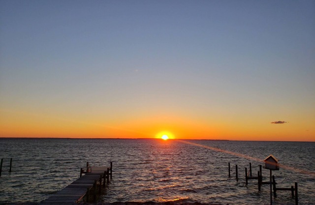 Relax & Renew in a WATERFRONT Cottage , private pier, kayaks, fishing, wineries.