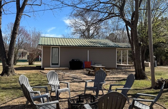 Relax & soak up the lake life!