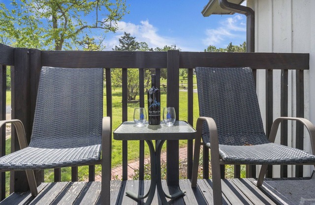 Relax with a Lakeview/Access on Table Rock! $400 of Daily Tickets!