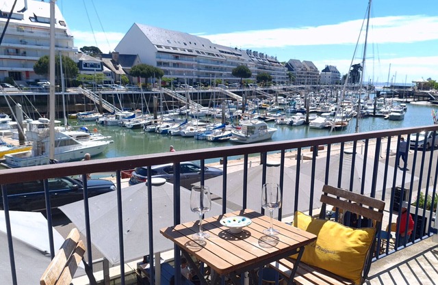 Relaxation and views of the port at Le Pouliguen
