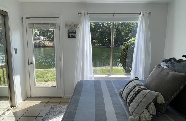 Relaxation Destination-updated lakefront condo just steps from Lake Hamilton!
