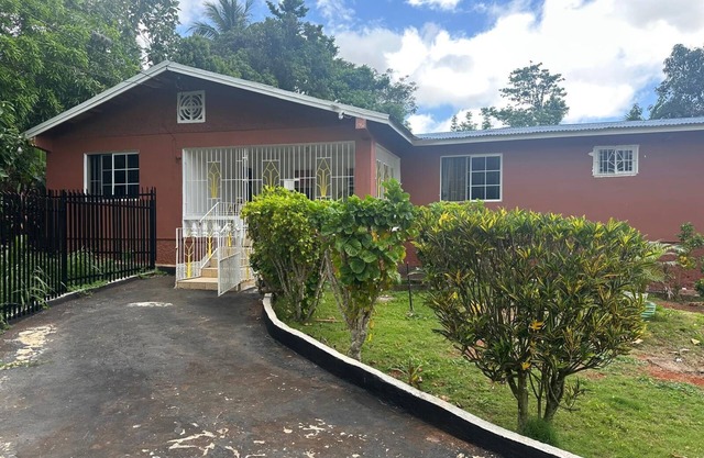 Relaxed Comfort in the Heart of Brown’s Town in a lovely 3-bdrm bungalow w/WiFi