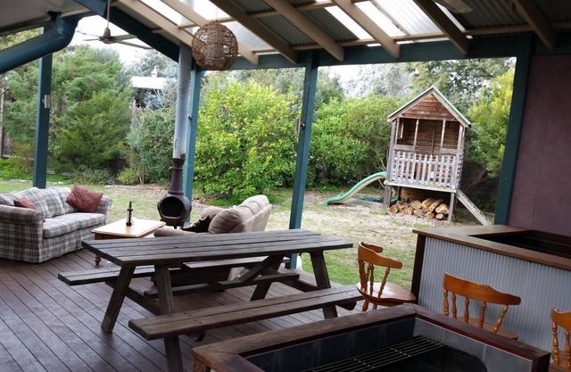 Relaxed Family Beach House, beach 100m, NBN WIFI, Dog Friendly