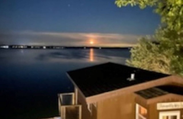 Relaxi-Cabin. On the water!nBeautiful sunrises and fun place to relax!