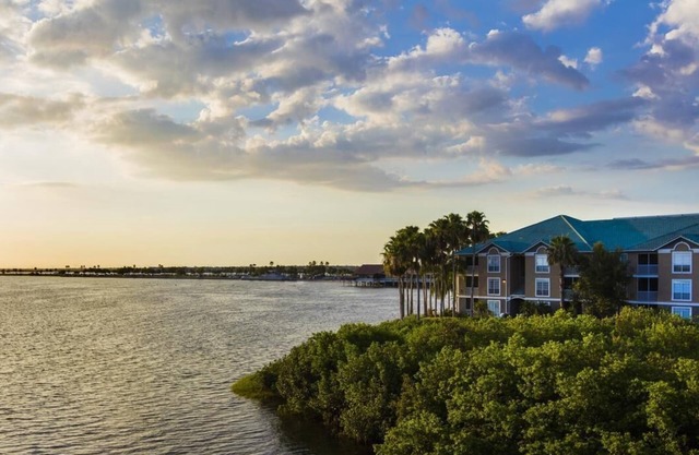 Relaxing 1BR w/Partial Bay Views Near Airport