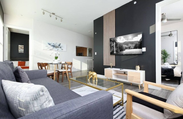 Relaxing 2BR w Gym, Pkng , Near King Wms & Towers