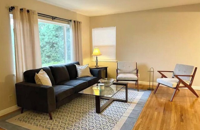 Relaxing 3 Bedroom, 2 Bathrooms. Large backyard, pool, jacuzzi + 2 patios, grill