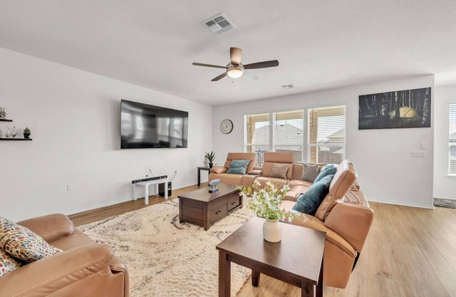 Relaxing 5-Bed Escape Minutes from Austin