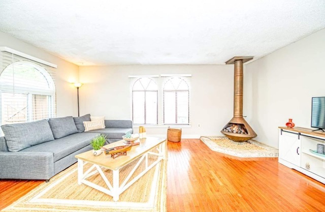 Relaxing Beach House Close to CoveBeach. Pet Friendly. Looking for Winter Tenant