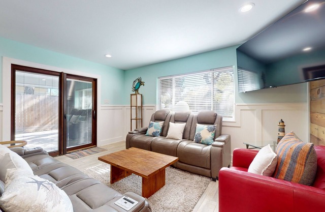 Relaxing coastal home with outdoor gathering area, arcade game - close to water