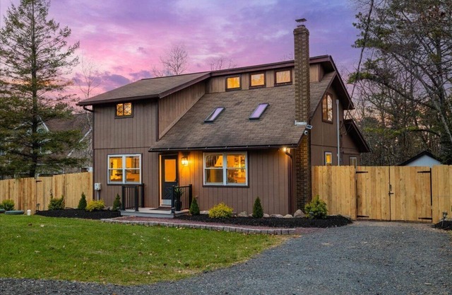 Relaxing Cottage: Private Hot Tub, Community Pool, and 5 Lakes in Poconos