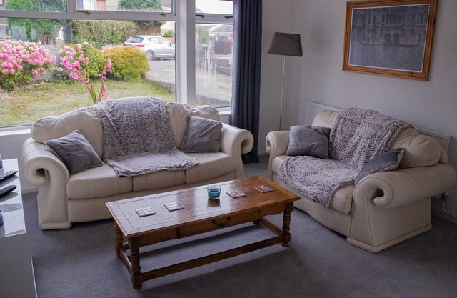 Relaxing & Cozy 3-bedroom home: Parking, Pets, PS4