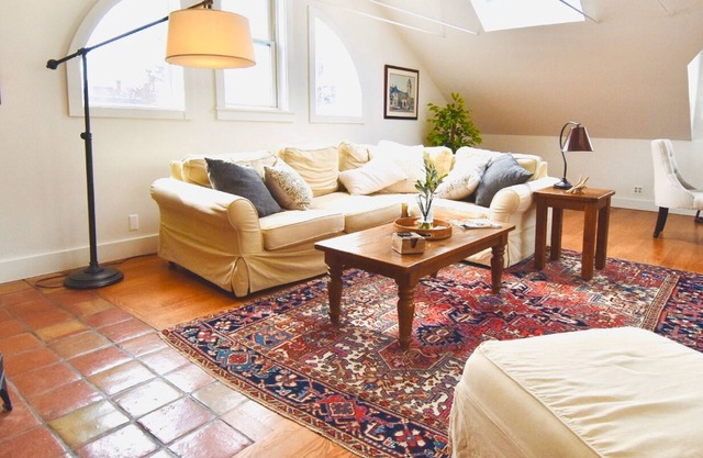 Relaxing dog-friendly vacation home with full kitchen, gas grill, TV, & patio