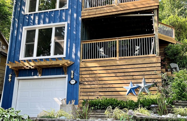 Relaxing Erie Rest Retreat- water views- 2 min walk to the beach!