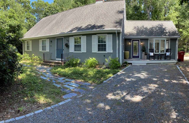 Relaxing family New Seabury home on cul-de-sac steps from Pond & Golf Course